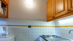 Coffee/tea maker, fridge, microwave, stovetop - Bright apartment near slopes, 2 single beds + sofa (Les Allues-Méribel)