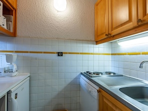 Réfrigérateur, micro-ondes, plaque de cuisson, lave-vaisselle