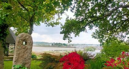 A quality house, tastefully decorated on the seafront of the GR 34, a real cottage!