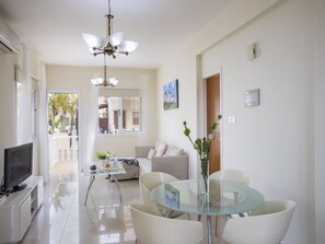 Villa, 2 soverom | Oppholdsområde | Flatskjerm-TV