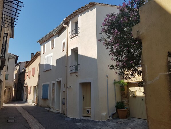 المنشأة من الخارج