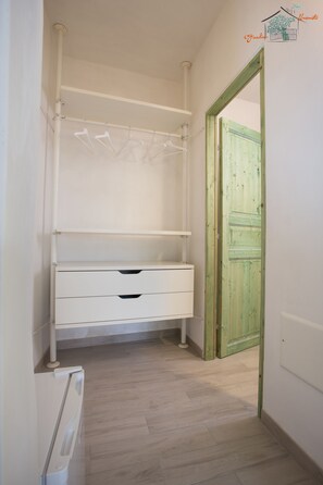 Habitació doble, vistes al jardí (Ramere small) | Minibar, caixa forta a l'habitació i decoració individual