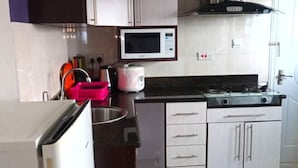 Deluxe Apartment, 1 Bedroom | Private kitchen | Fridge, microwave, oven, stovetop - Mansah Memorial Villa (Accra)