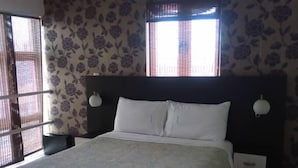 Deluxe Apartment, 1 Bedroom | 1 bedroom, in-room safe, blackout drapes, iron/ironing board - Mansah Memorial Villa (Accra)