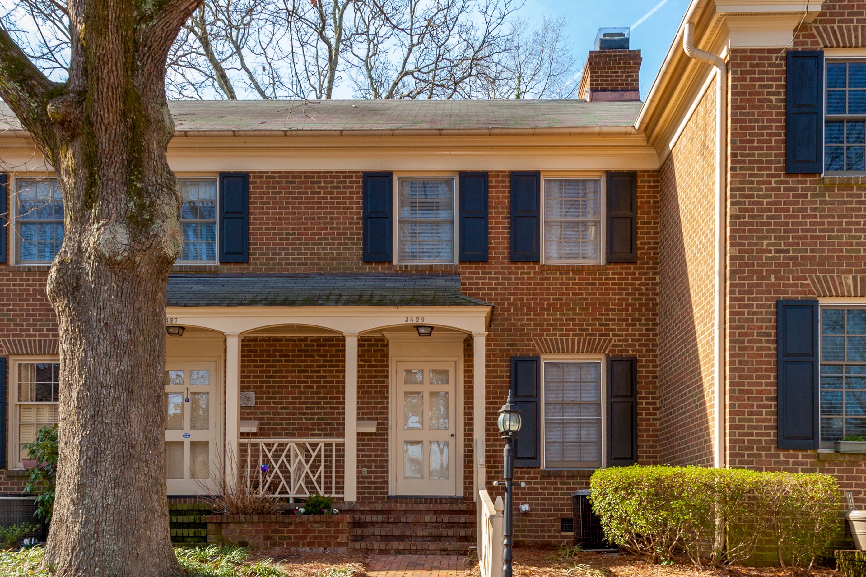 Centrally Located Mins to Downtown Raleigh -2BR-2.5 BA Sleeps 4