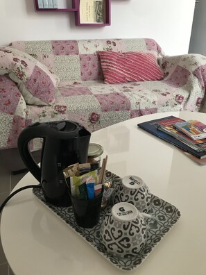 Decoración personalizada, muebles diferentes y escritorio 