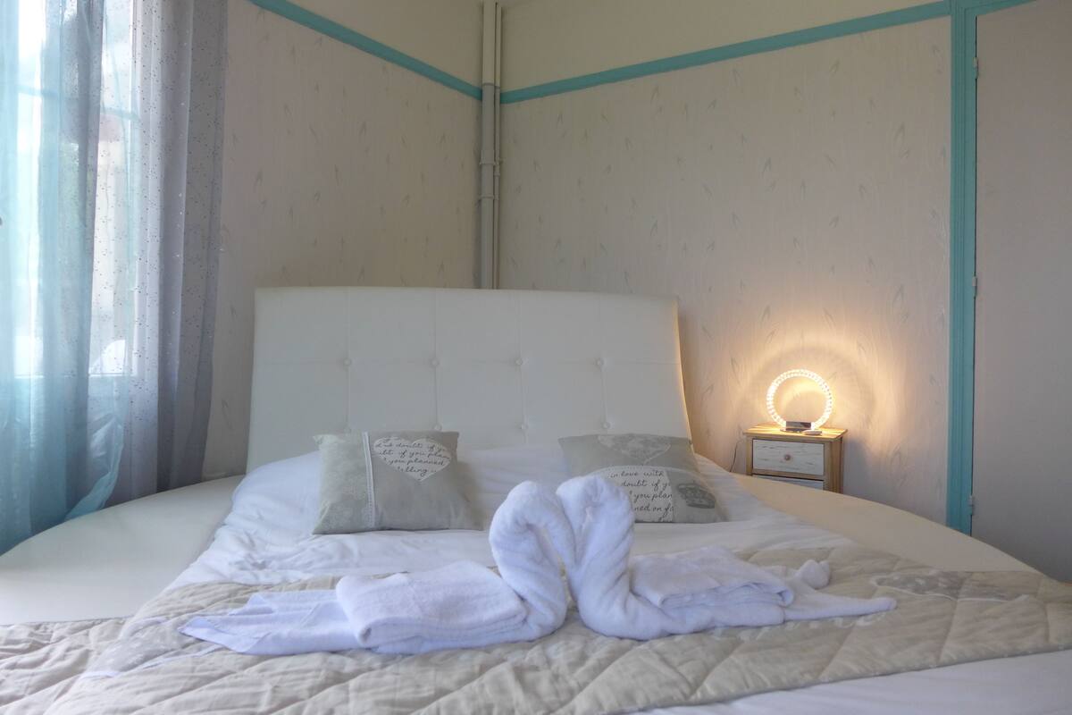 Doppelzimmer, Eckzimmer (Bulle d'amour) | Individuell dekoriert, individuell eingerichtet, kostenlose Babybetten