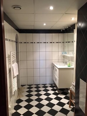 Doppelzimmer (Marguerite) | Badezimmer | Kostenlose Toilettenartikel, Haartrockner, Handtücher