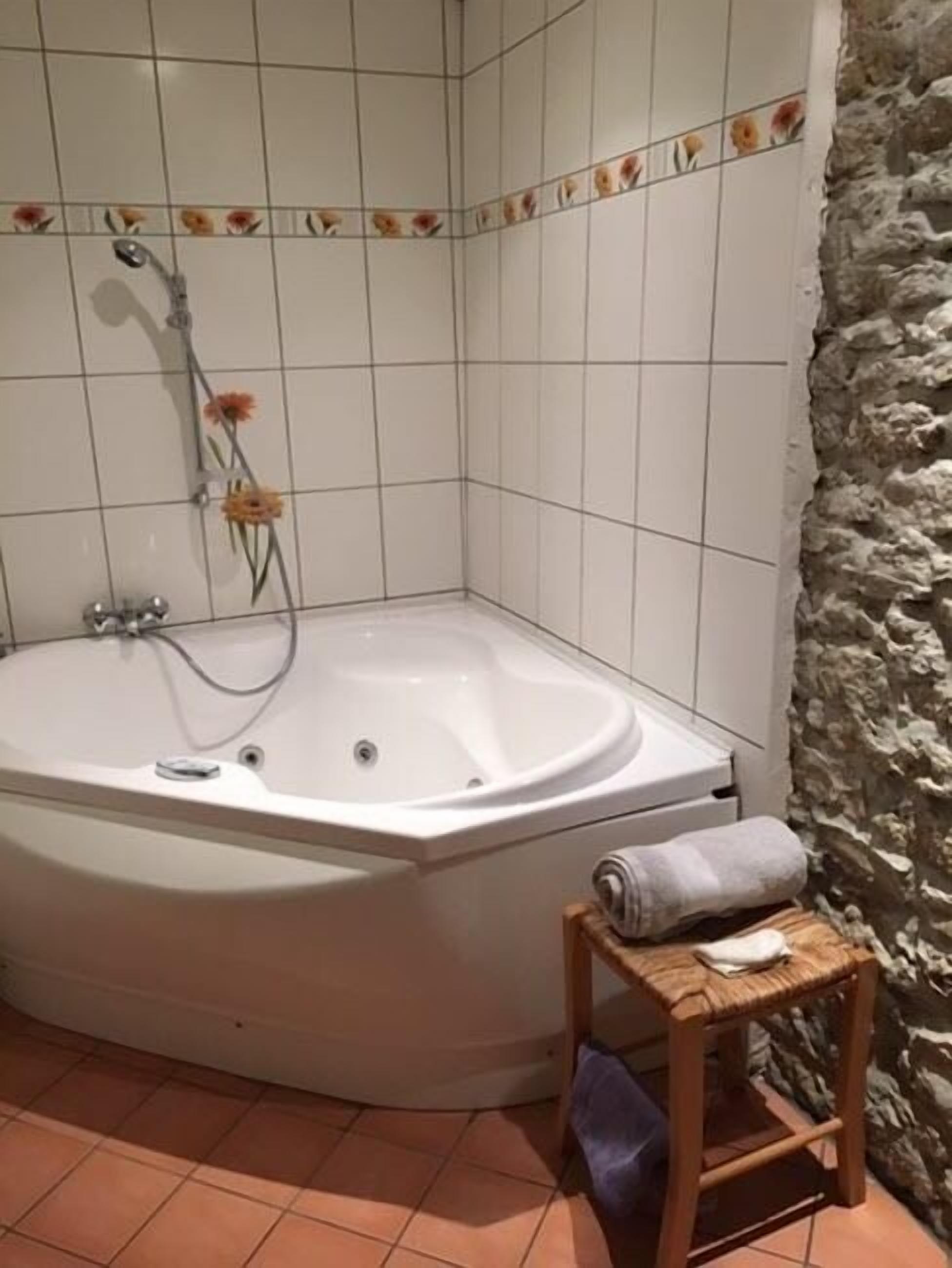 Jetted bathtub