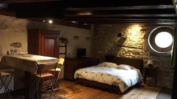 Triple Room (Rose) | Individually decorated, individually furnished, desk, soundproofing
