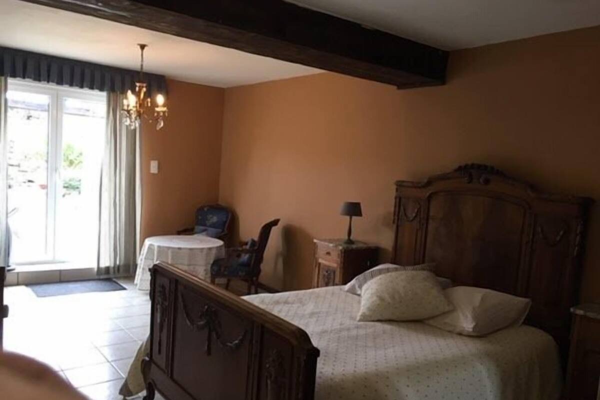 Bureau, chambres insonorisées, fer et planche à repasser