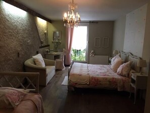 Individually decorated, individually furnished, desk, soundproofing