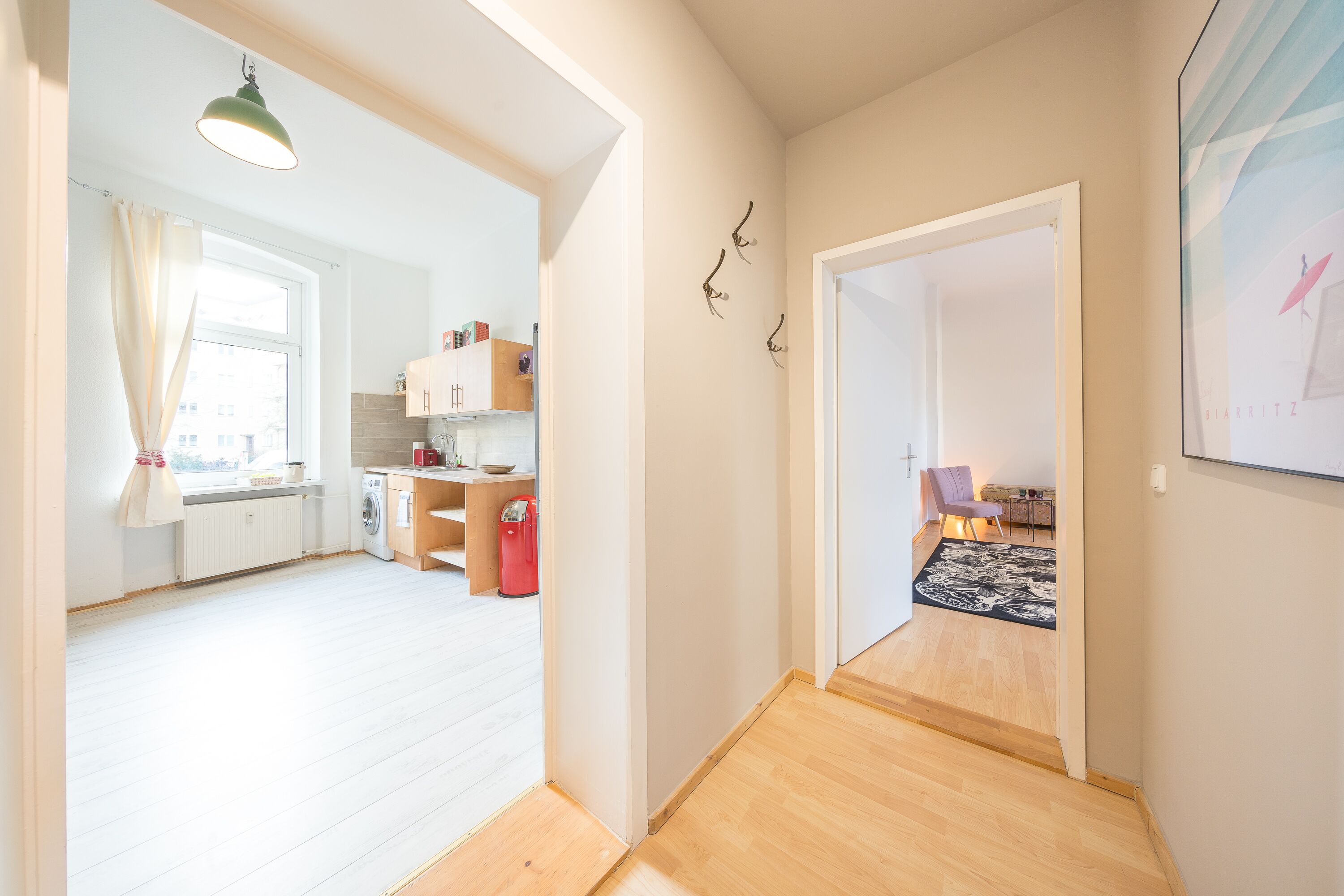 Un apartamento moderno con cocina, comedor y sala de estar.