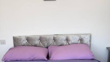 5 bedrooms, iron/ironing board, internet, bed sheets