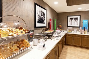 Free daily buffet breakfast  - Hampton Inn & Suites Columbia Killian Road (Columbia)