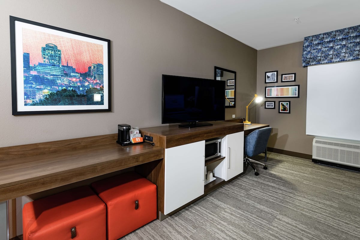 Room, 1 King Bed, Accessible (Hearing) | In-room safe, desk, laptop workspace, blackout drapes