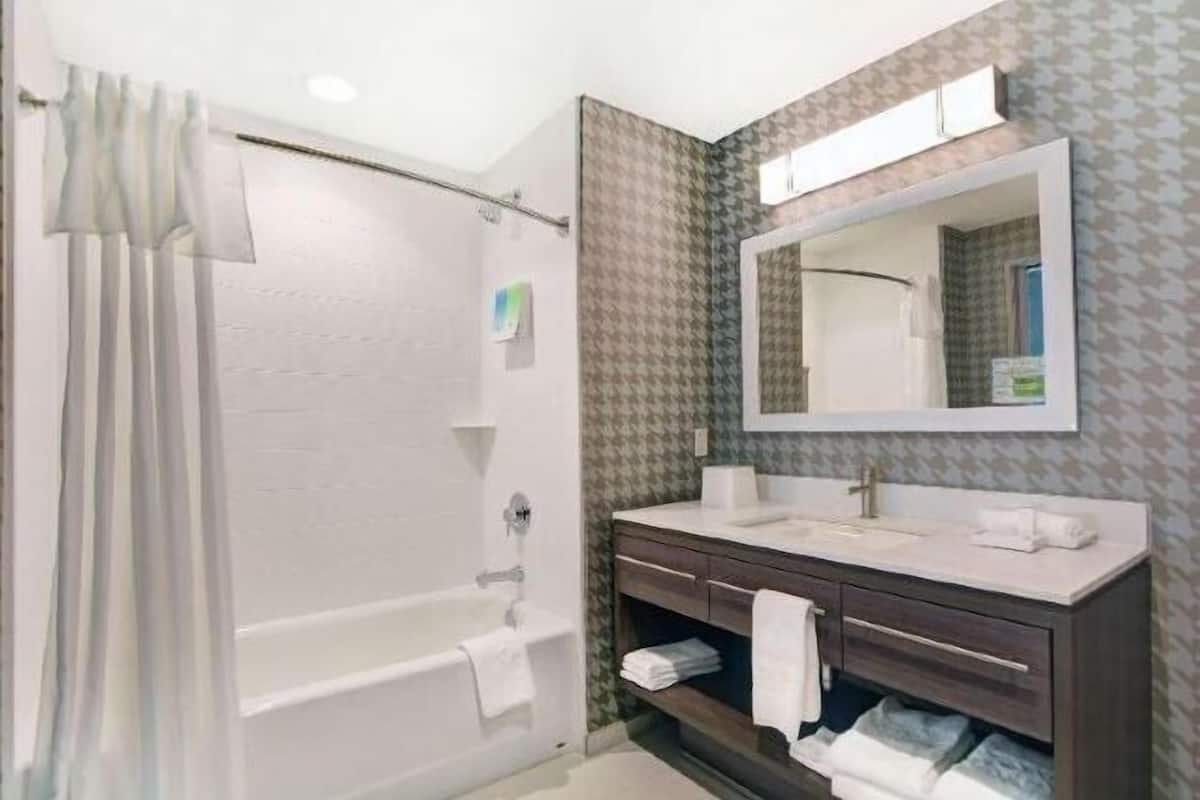 Bathroom | Free toiletries, hair dryer, towels, soap