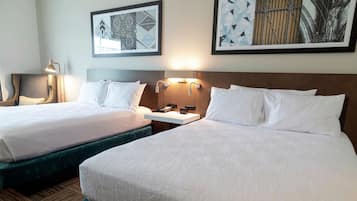 Minibar, odada kasa, masa, dizüstü bilgisayar çalışma alanı