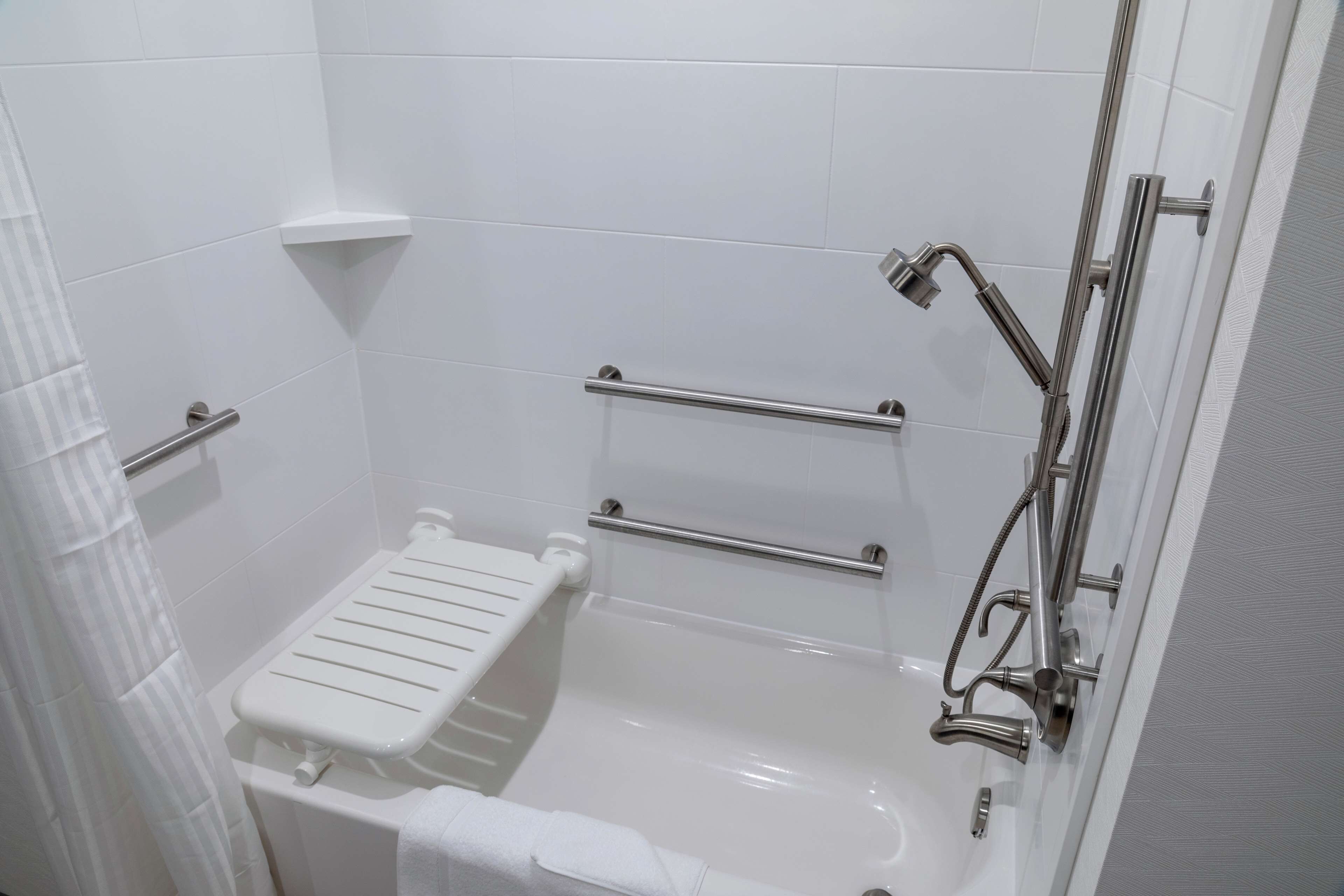 combined shower/bathtub, deep-soaking bathtub, hydromassage showerhead