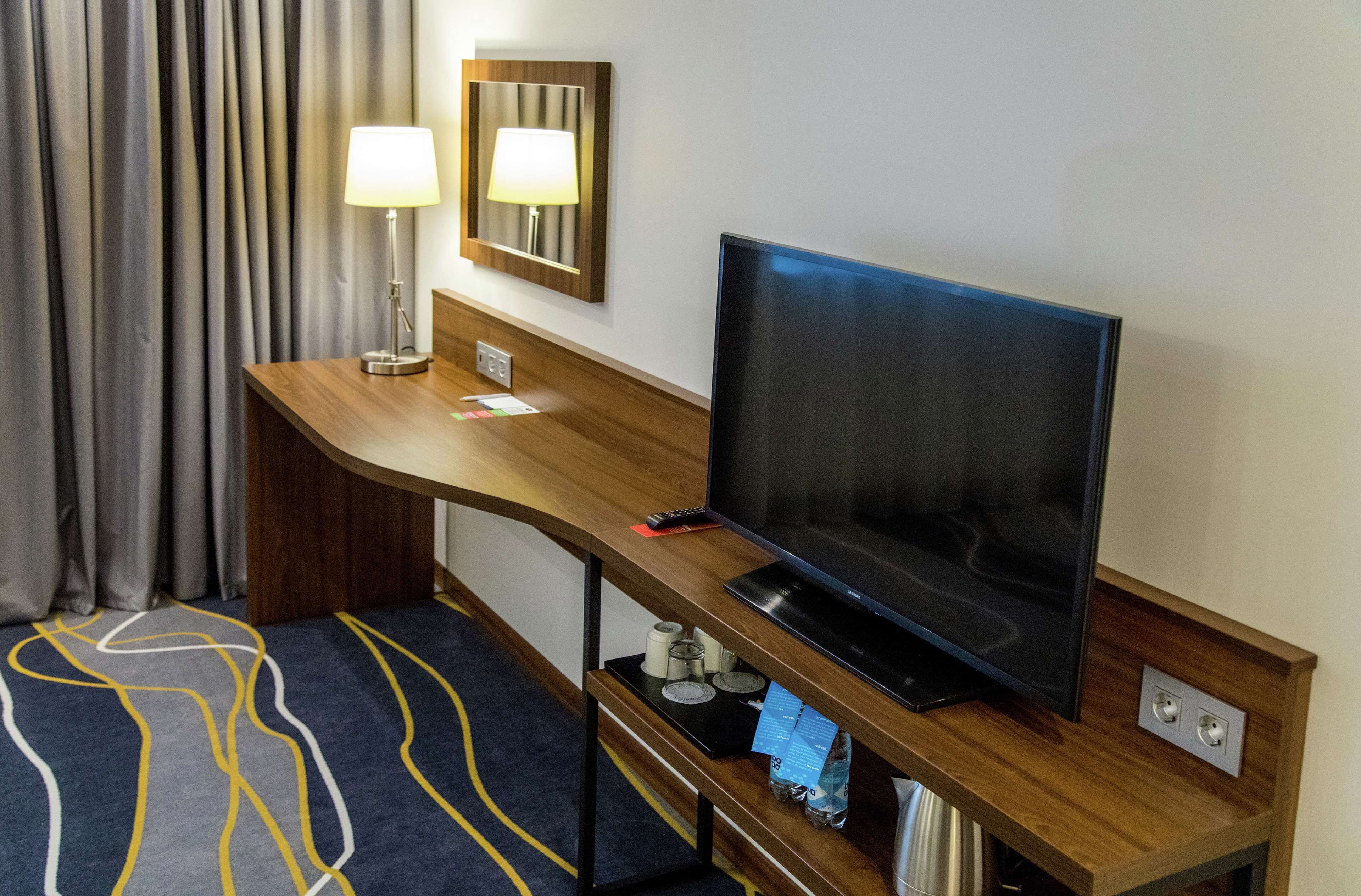 room, 1 queen bed, accessible | in-room safe, desk, blackout curtains, soundproofing