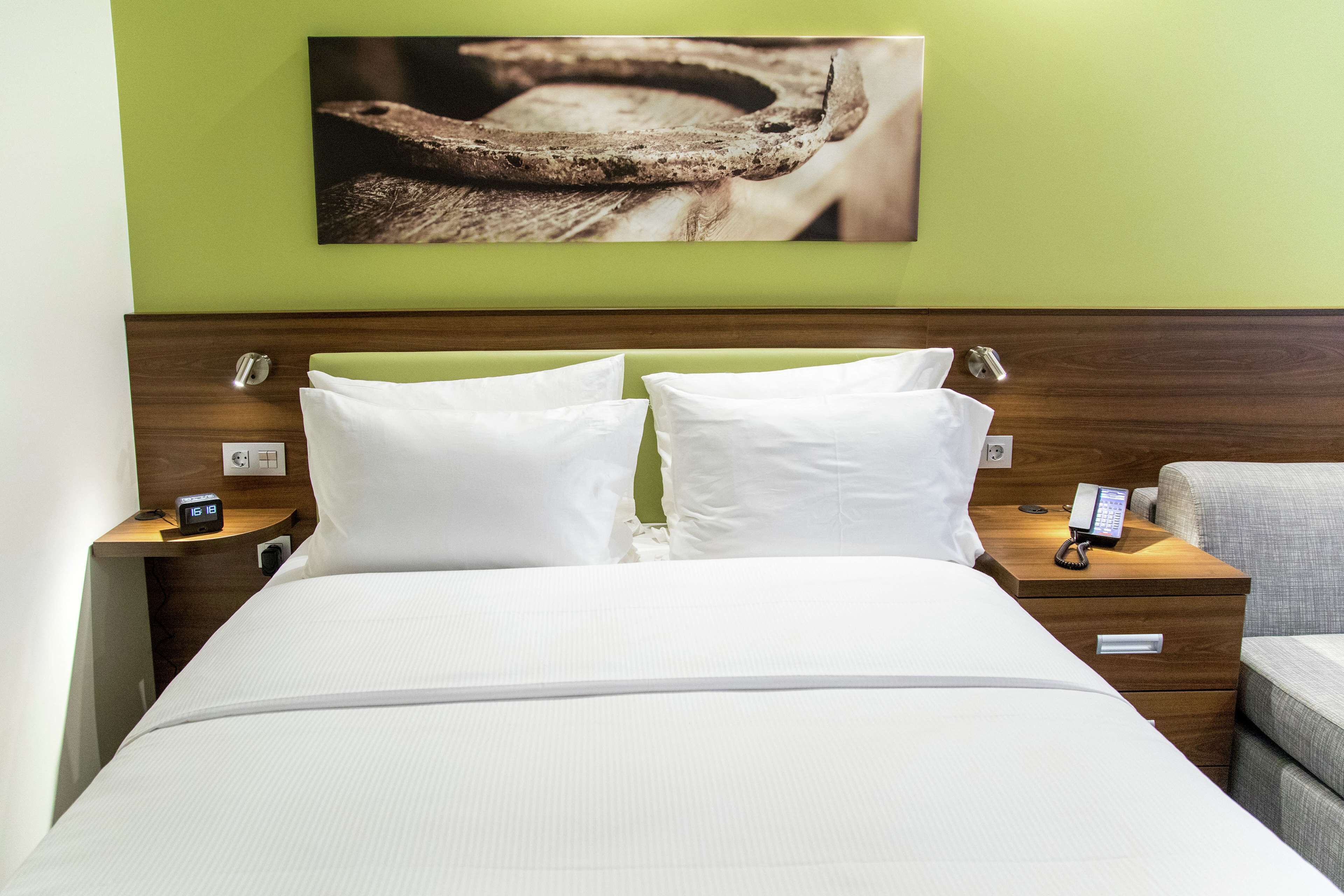 family room, 1 queen bed, non smoking | in-room safe, desk, blackout curtains, soundproofing