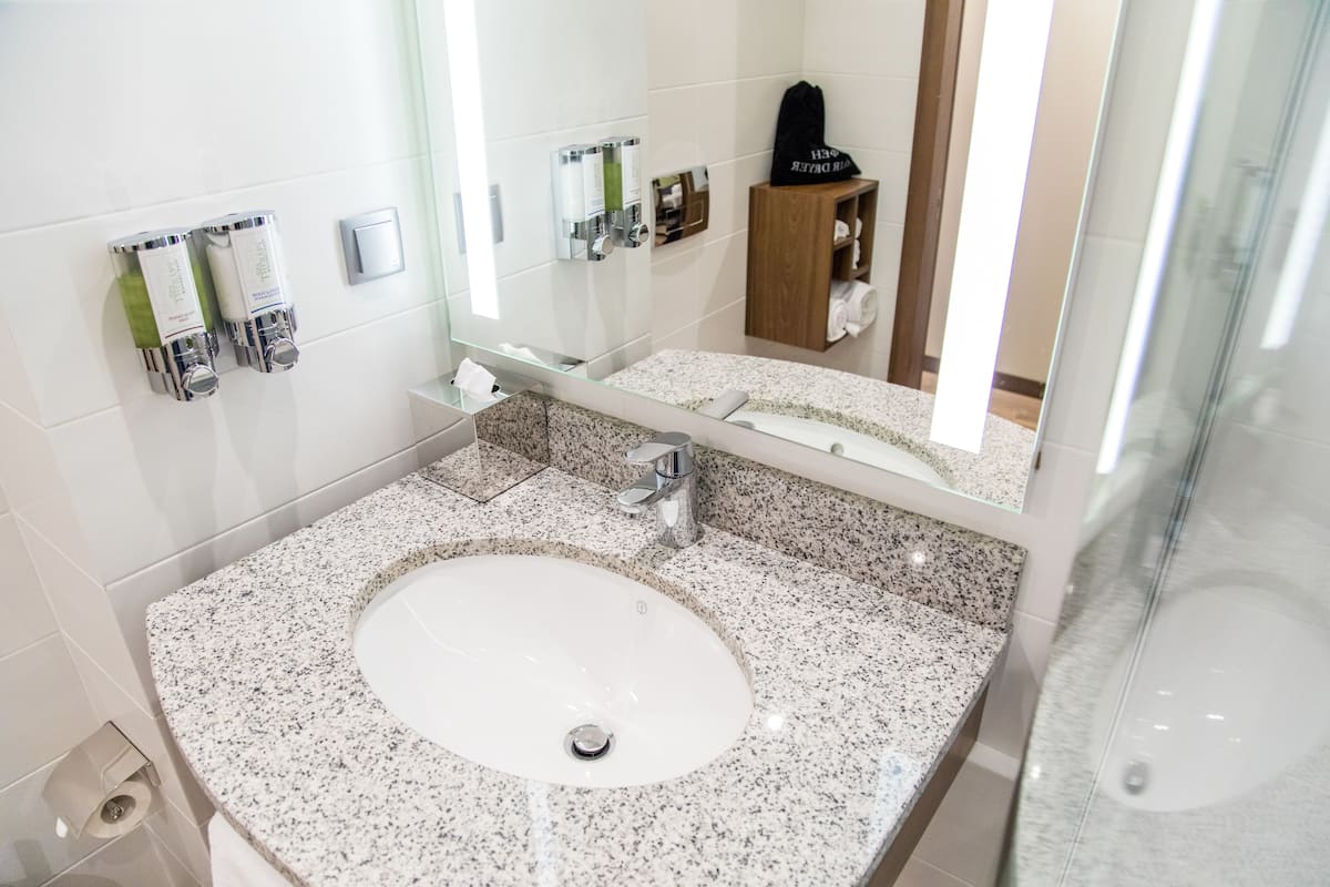 room, 1 queen bed, accessible | bathroom | shower, free toiletries, hair dryer, towels