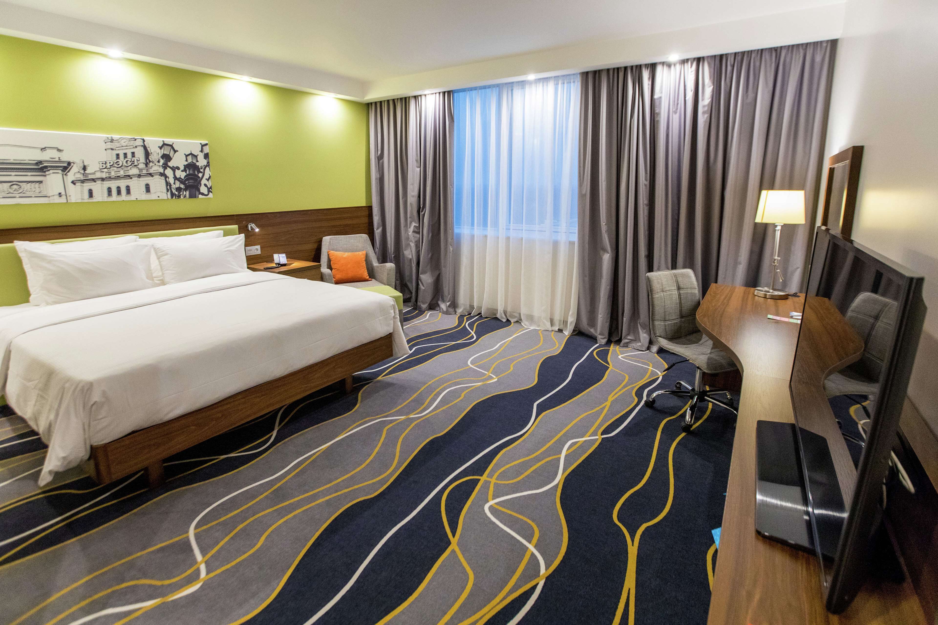 king corner room, 1 king bed, non smoking | in-room safe, desk, blackout curtains, soundproofing