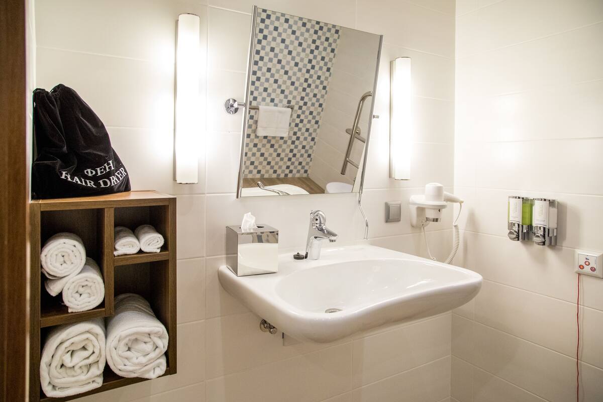 king corner room, 1 king bed, non smoking | bathroom | shower, free toiletries, hair dryer, towels