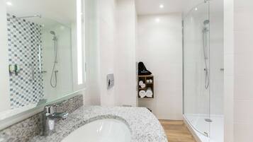 King Corner Room, 1 King Bed, Non Smoking | Bathroom shower