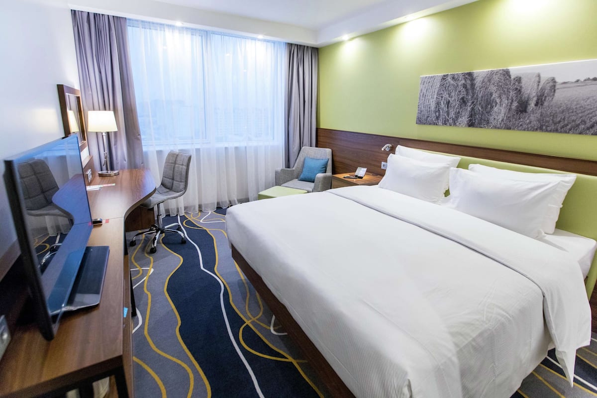 Room, 1 King Bed, Non Smoking | In-room safe, desk, blackout curtains, soundproofing
