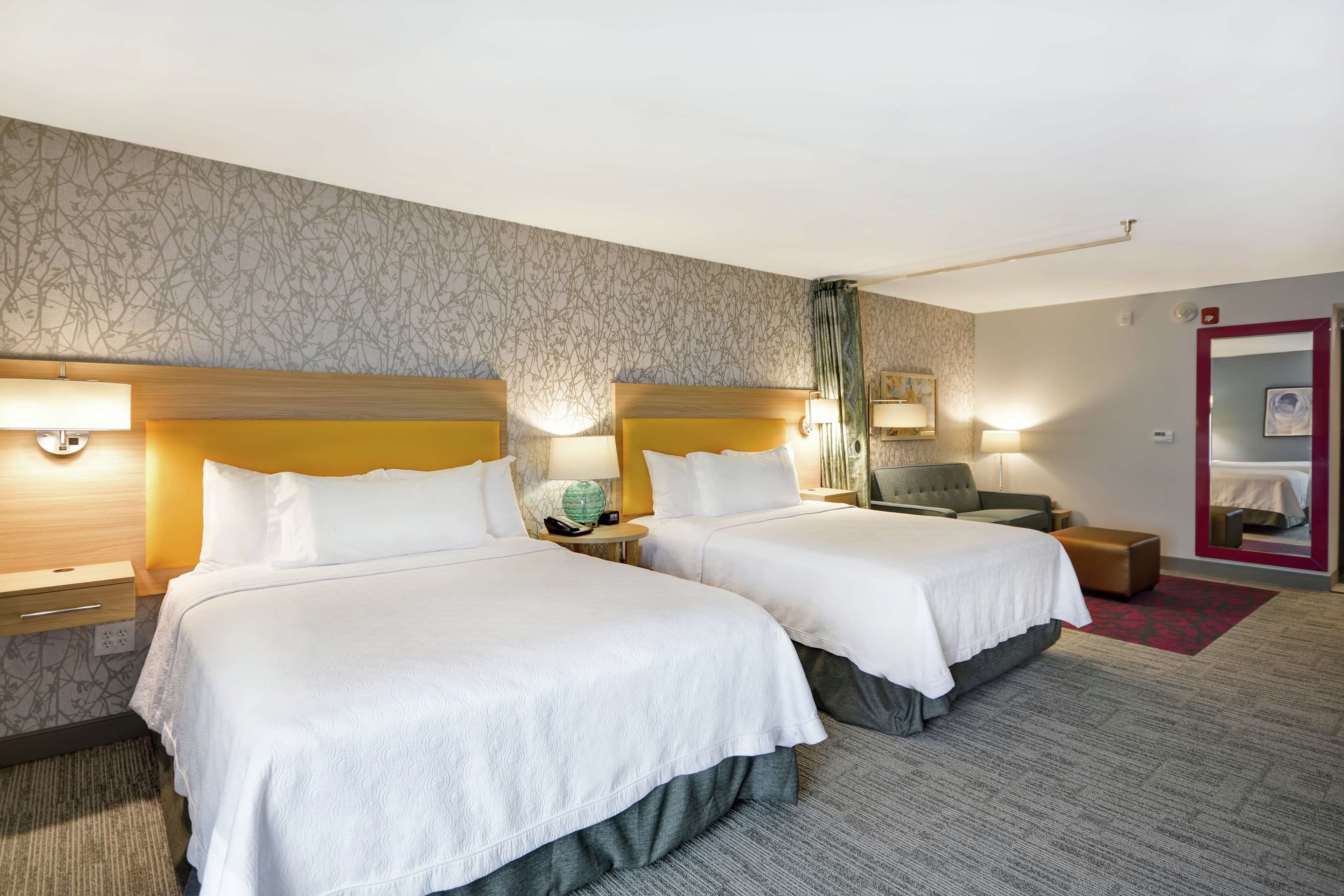 studio, 2 queen beds, non smoking | living area | flat-screen tv