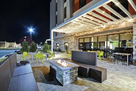Terraza o patio. Home2 Suites by Hilton Warner Robins