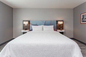 客房, 1 张特大床, 无障碍, 冰箱和微波炉 (Hearing) | 客房内保险箱、办公桌、遮光窗帘、熨斗/熨衣板