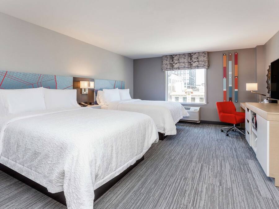 Tallelokero huoneessa, työpöytä, pimennysverhot, silitysrauta/-lauta