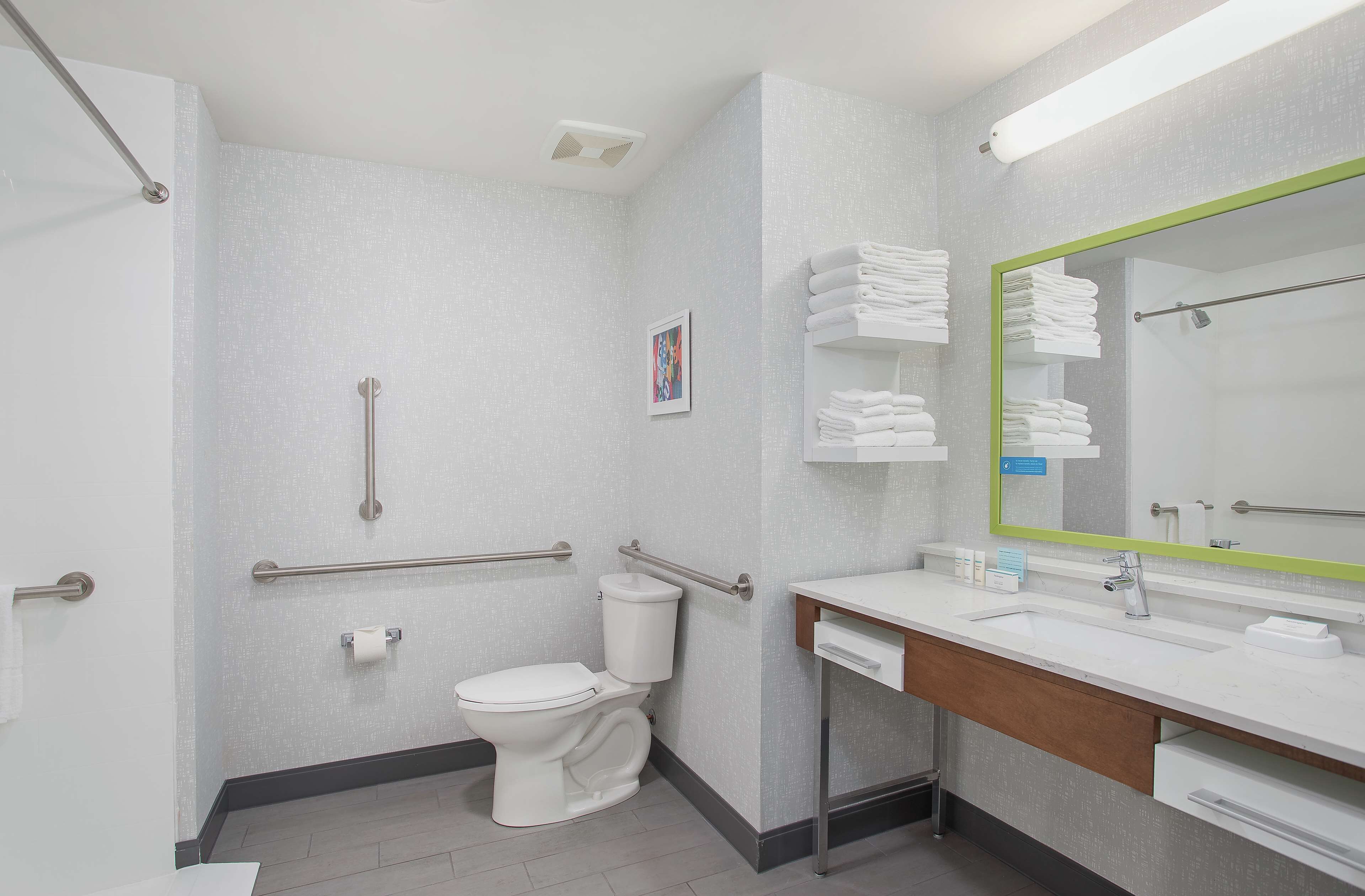 room, 1 king bed, accessible, bathtub | bathroom | hydromassage showerhead, free toiletries, hair dryer, towels