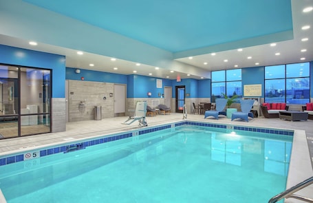 Una piscina cubierta. Hampton Inn Simpsonville