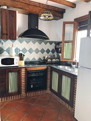 Frigorífico, microondas, horno y placa de cocina