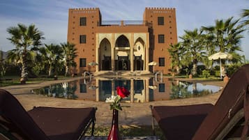 Piscine extérieure, parasols de plage, chaises longues