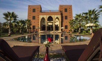 Una piscina al aire libre, sombrillas, sillones reclinables de piscina