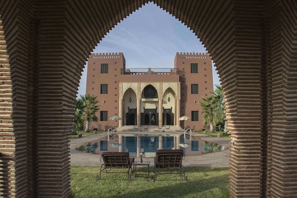 Ulkouima-allas, aurinkovarjoja, aurinkotuoleja