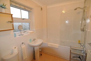 Appartement de base, 2 chambres, non-fumeur | Salle de bain | Ensemble baignoire-douche, articles de toilette (gratuits)