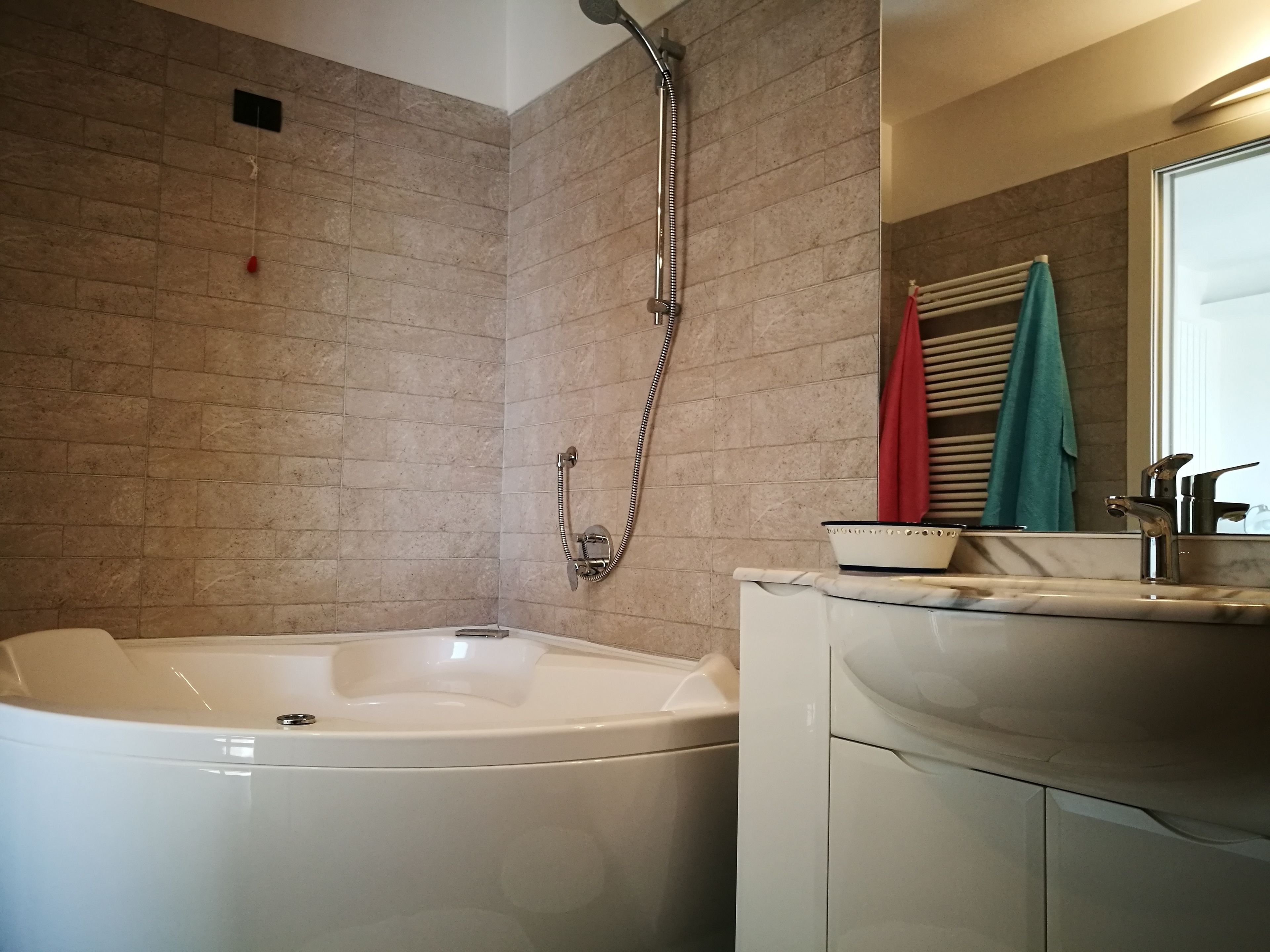 Ein Badezimmer mit Badewanne, Dusche und Waschbecken.