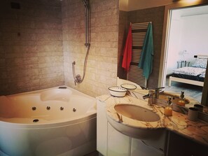 Habitación triple de lujo, bañera de hidromasaje, mirando al mar | Bañera de hidromasaje privada