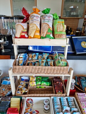 Free daily buffet breakfast  - B&B La Terrazza Sui Fieschi (Cogorno)