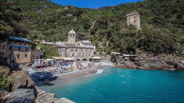 A coastal town with a historic building, a beach, and a rocky shoreline. - B&B La Terrazza Sui Fieschi (Cogorno)