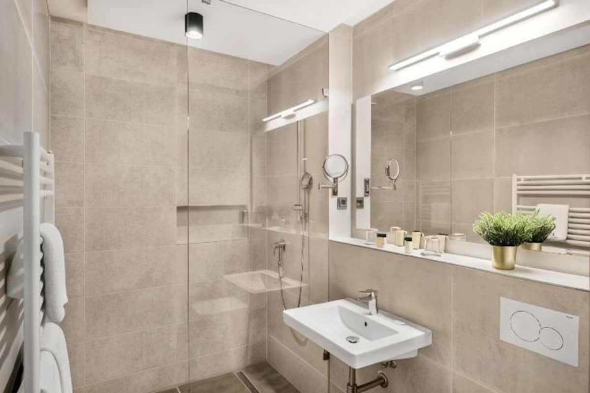 Queen Single Room