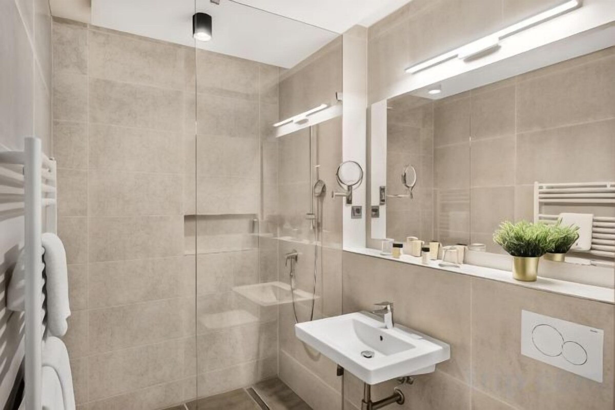 Queen Single Room