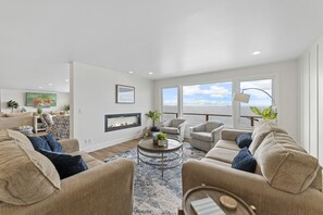 Smart TV, fireplace, video library - Hot tub on the Beach with Super Fast Wi-Fi at Anchor Shores (Oak Harbor)