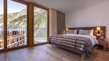 Hypo-allergenic bedding, minibar, in-room safe, soundproofing