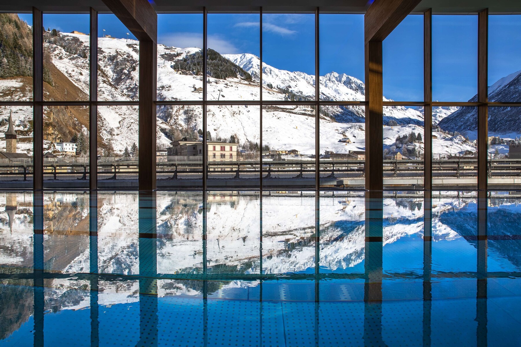 Indoor pool, sun loungers